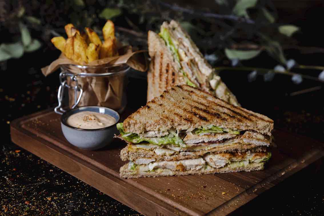 Clubsandwich mit Pommes