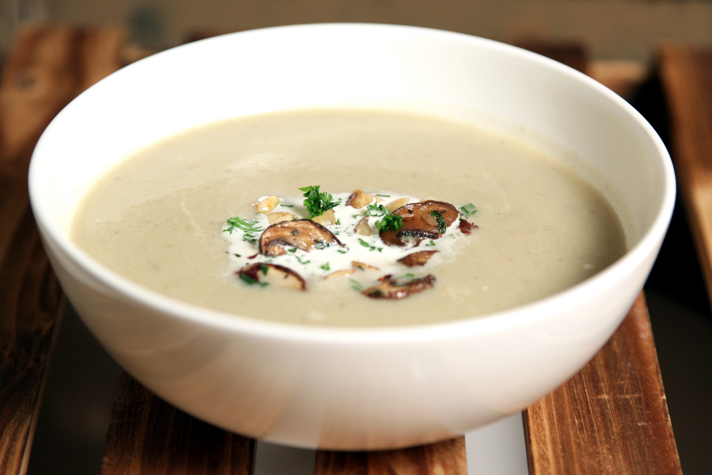 Topinambur Crèmesuppe mit Haselnuss-Champignon Einlage