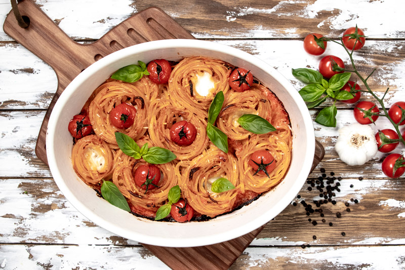 Spaghetti Nester gefüllt mit Mozarella und gebackenen Tomaten