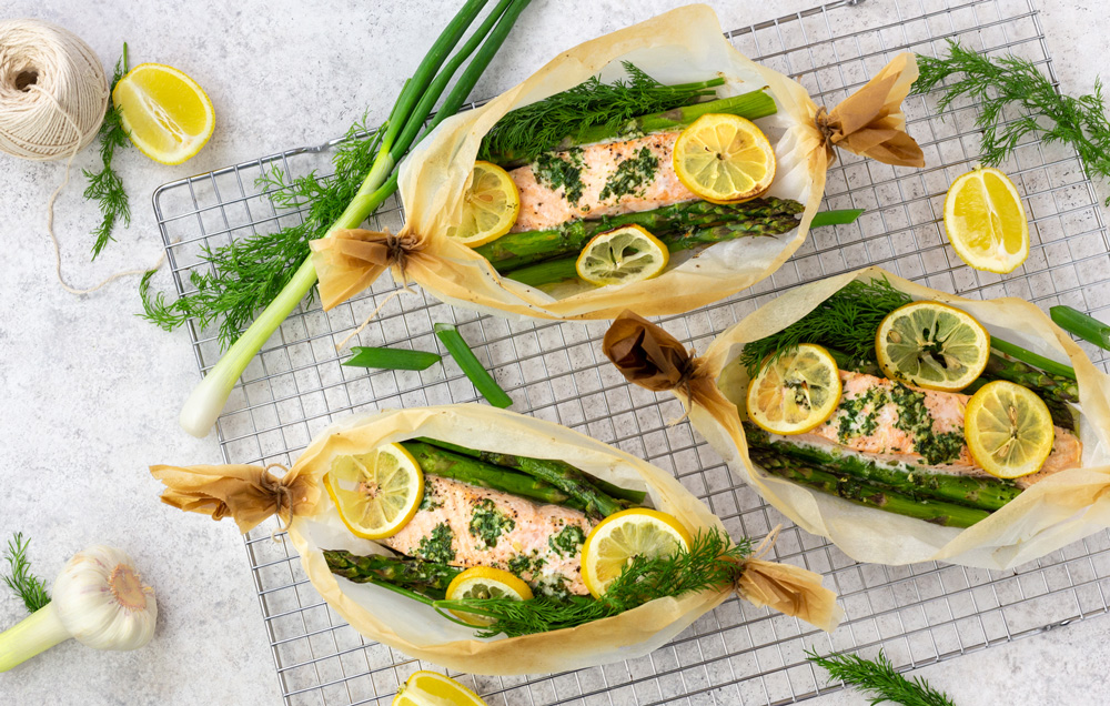 Lachspäcken mit Kräuterbutter und Spargel