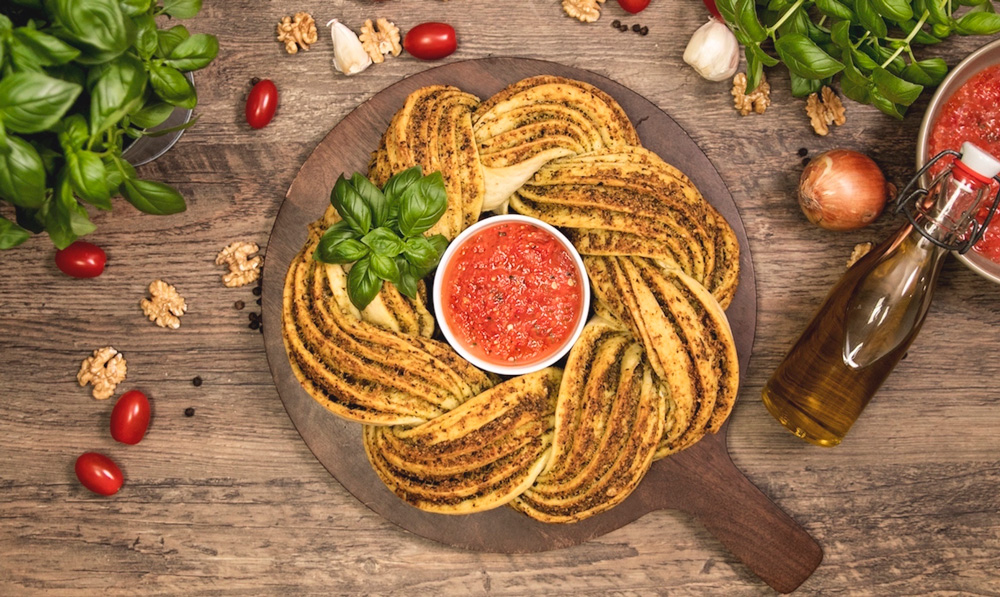 Pestokranz mit Tomatensalsa