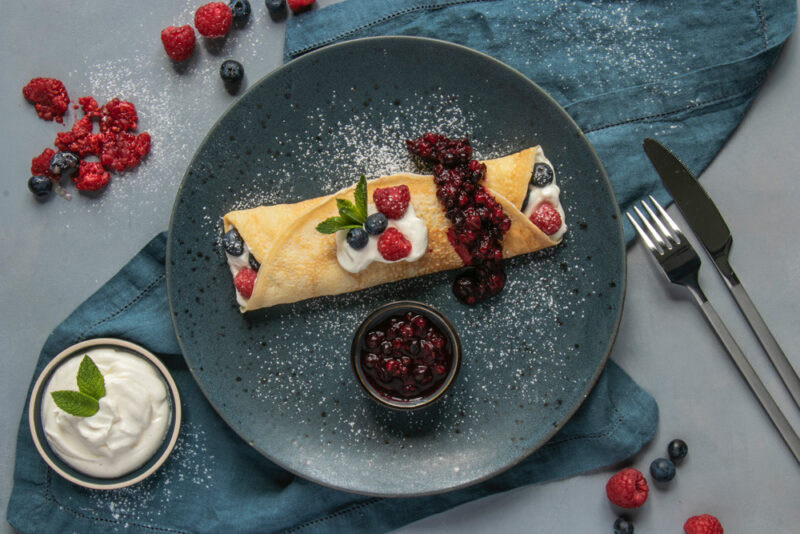 Crepes mit Beerenkompott