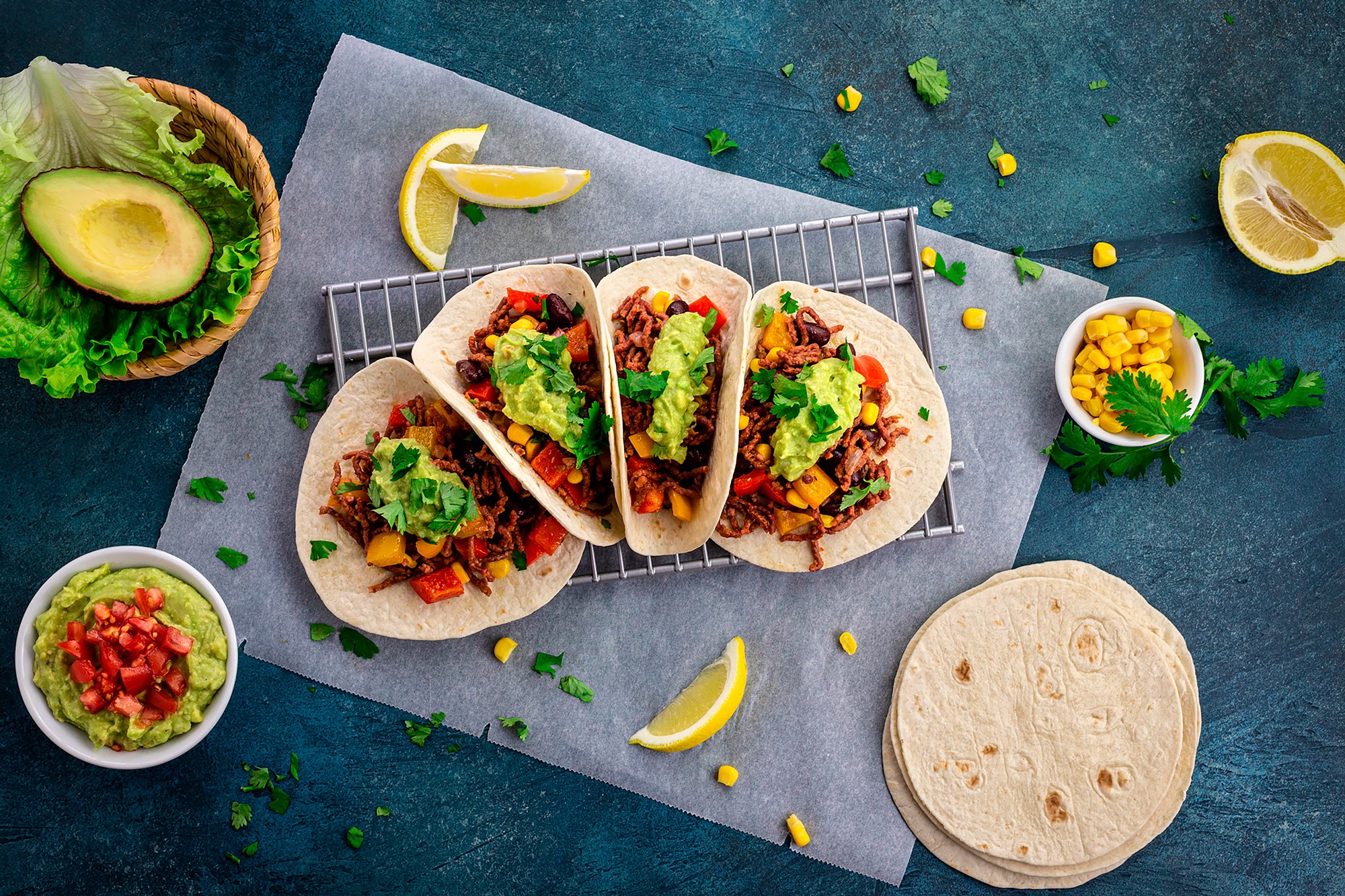 Tacos mit veganem Hack, Guacamole und Gemüse