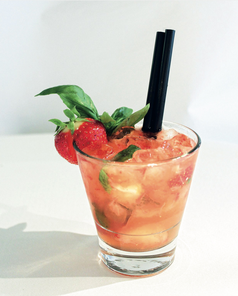 Erdbeer-Basilikum-Caipirinha