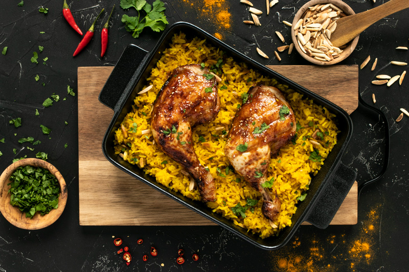 Asiatische Pouletschenkel mit Kurkuma-Mandel-Reis