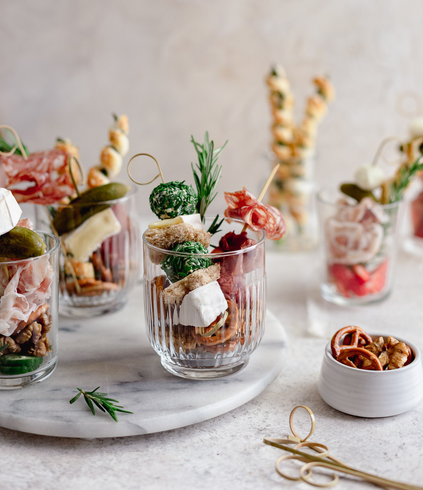 Jarcuterie mit Käsebällchen und Spargelhäppchen