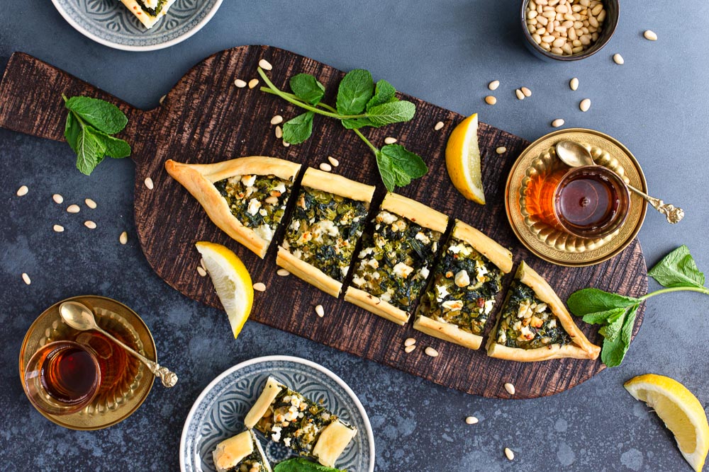 Pide mit Brokkoli, Spinat, Feta und Minze