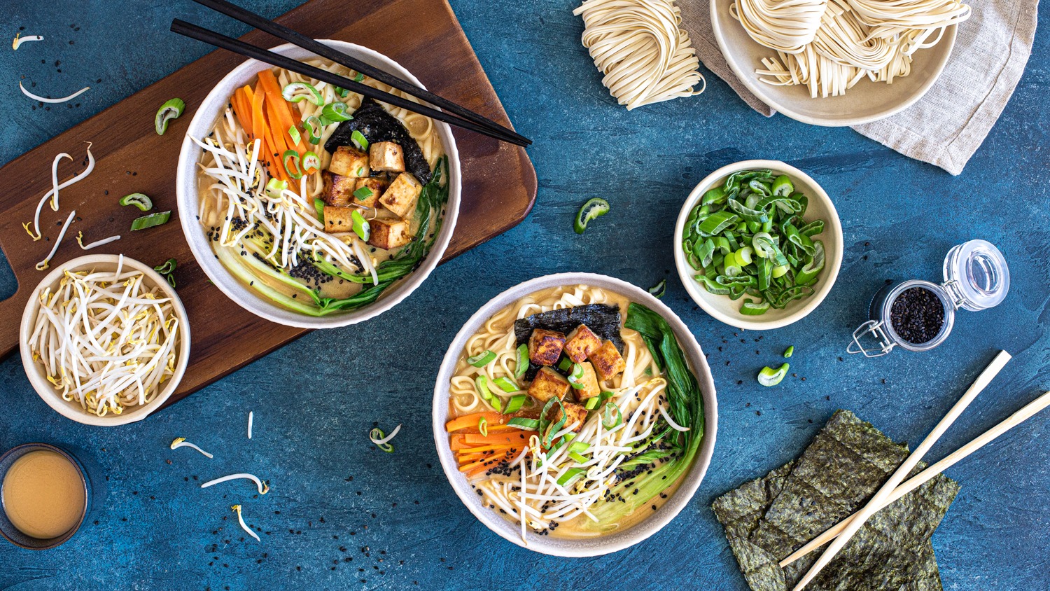 Zwei Schüsseln Ramen Suppe