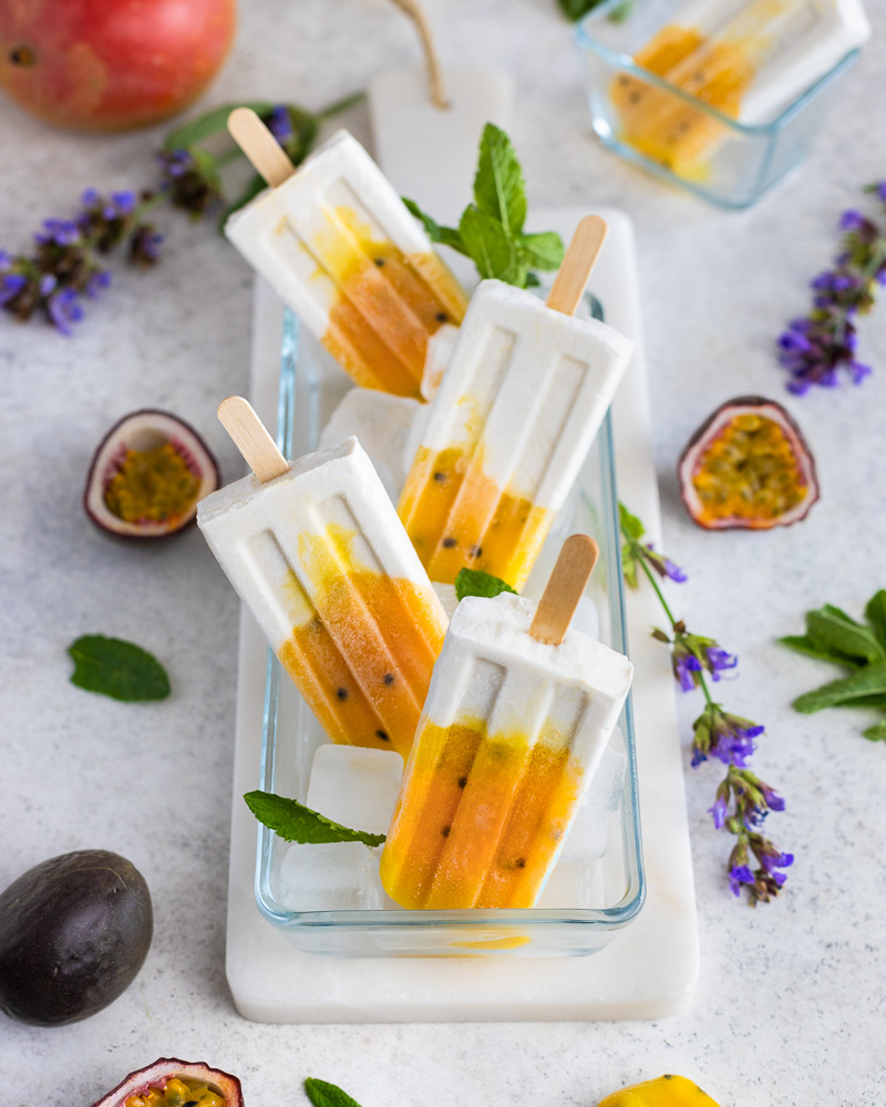 Mango-Passionsfrucht Eis am Stiel mit Kokosnuss