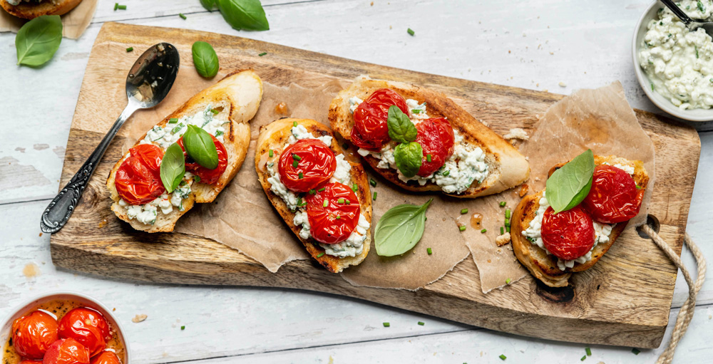 Crostini mit geschmolzenen Tomaten