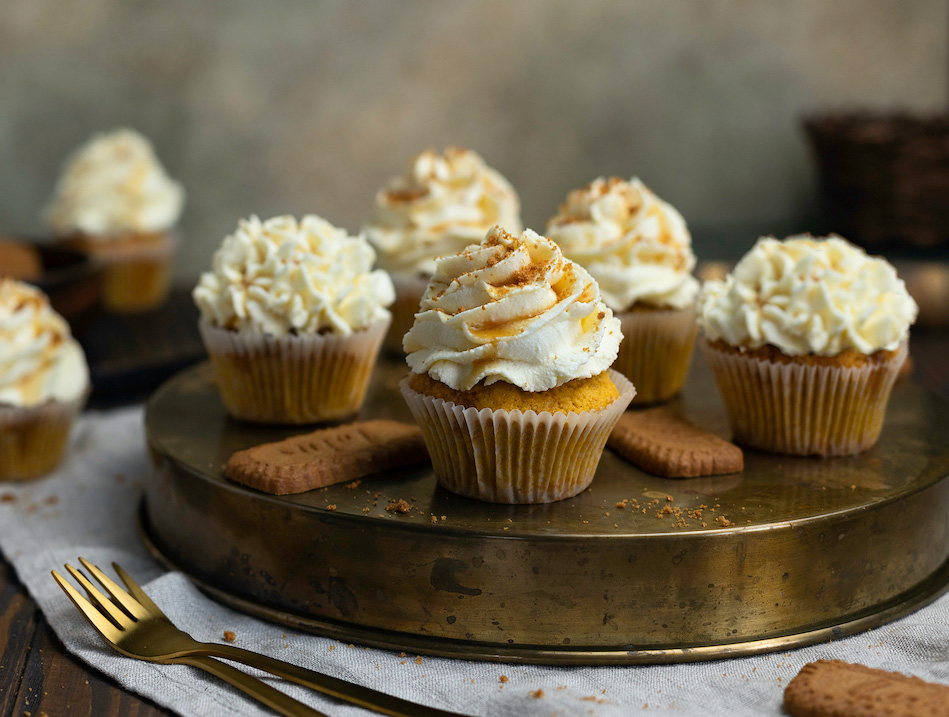 Videotutorial: Kürbis-Cupcakes mit Frischkäse-Frosting auf goldenem Tablett