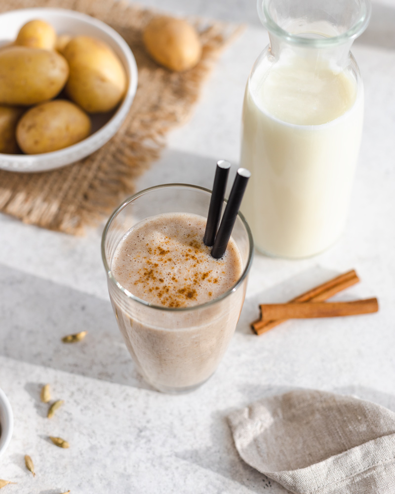 Kartoffelmilch mit Honig, Banane und Kardamom