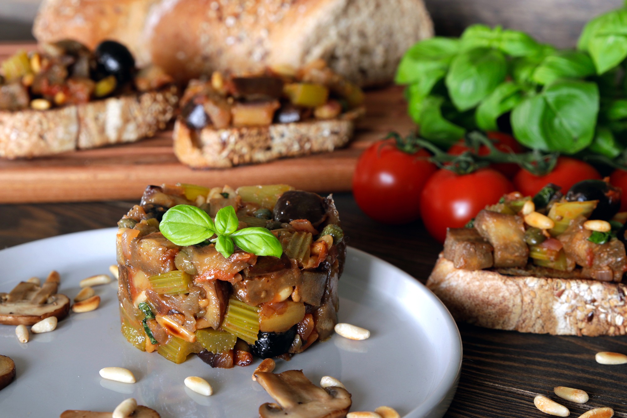 Caponata garniert mit Basilikum