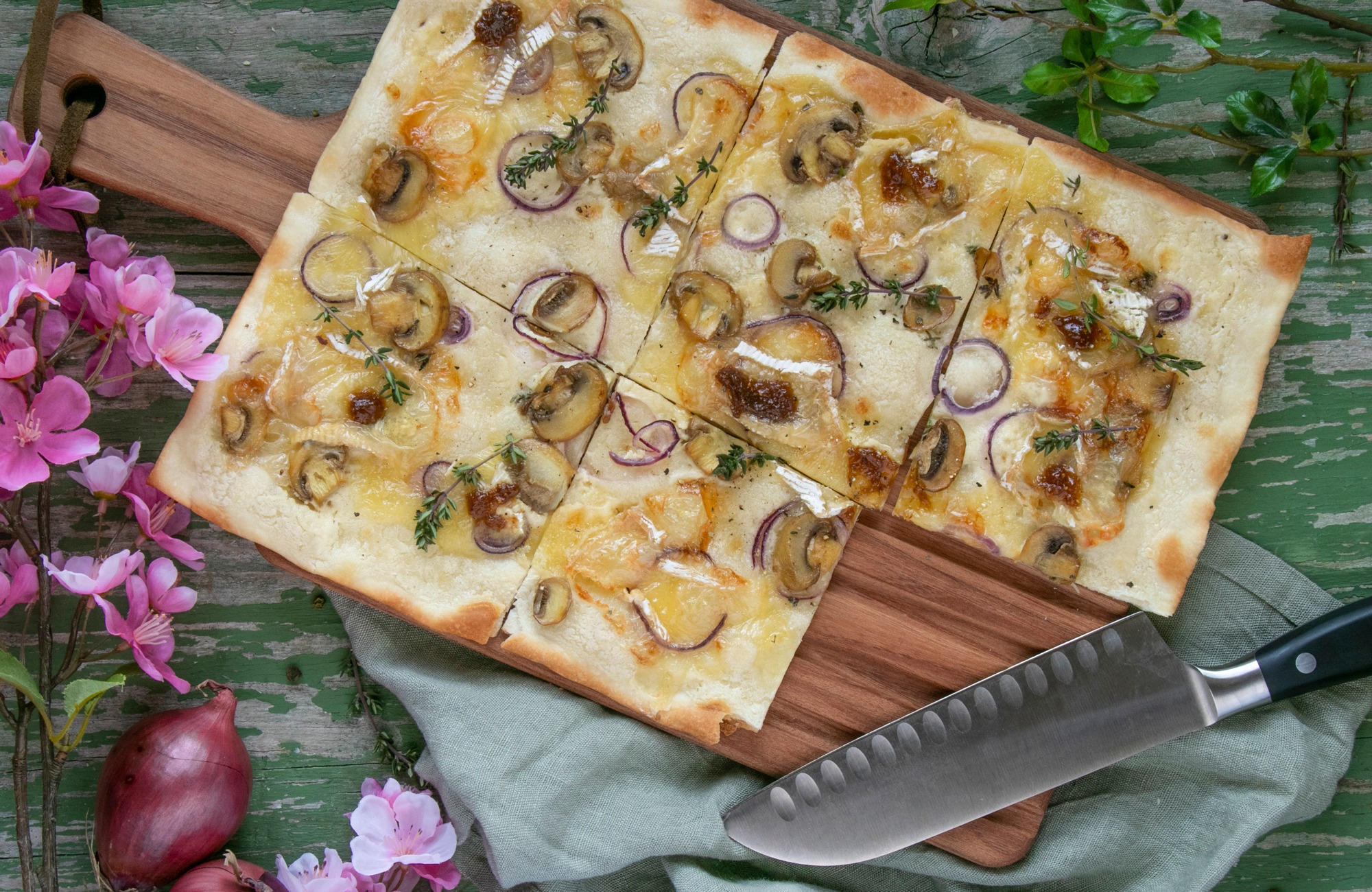 Flammkuchen mit Camembert und Feigen