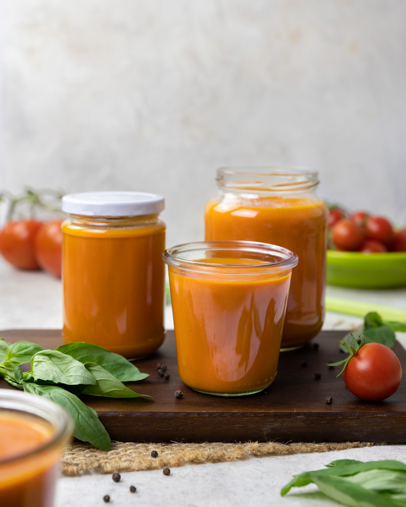 Selbstgemachter Sugo eingekocht in Gläser