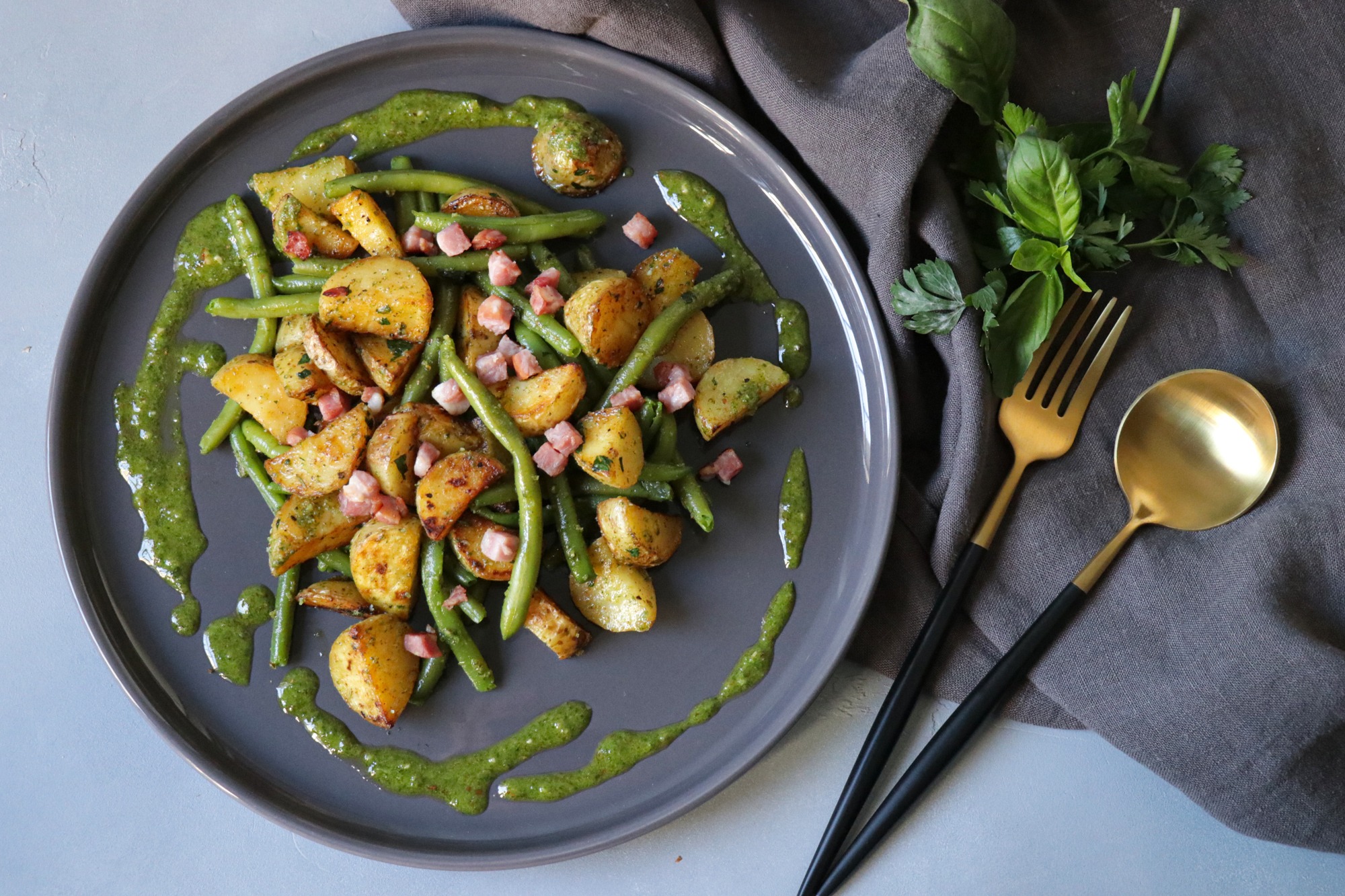 Bohnensalat mit Bratkartoffeln & Speck an Mandelpesto
