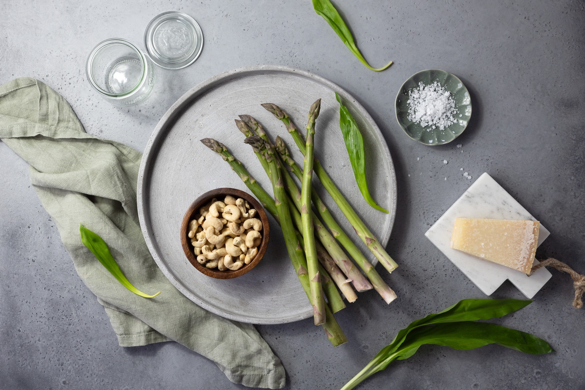 Zutaten für ein Bärlauch-Spargelpesto