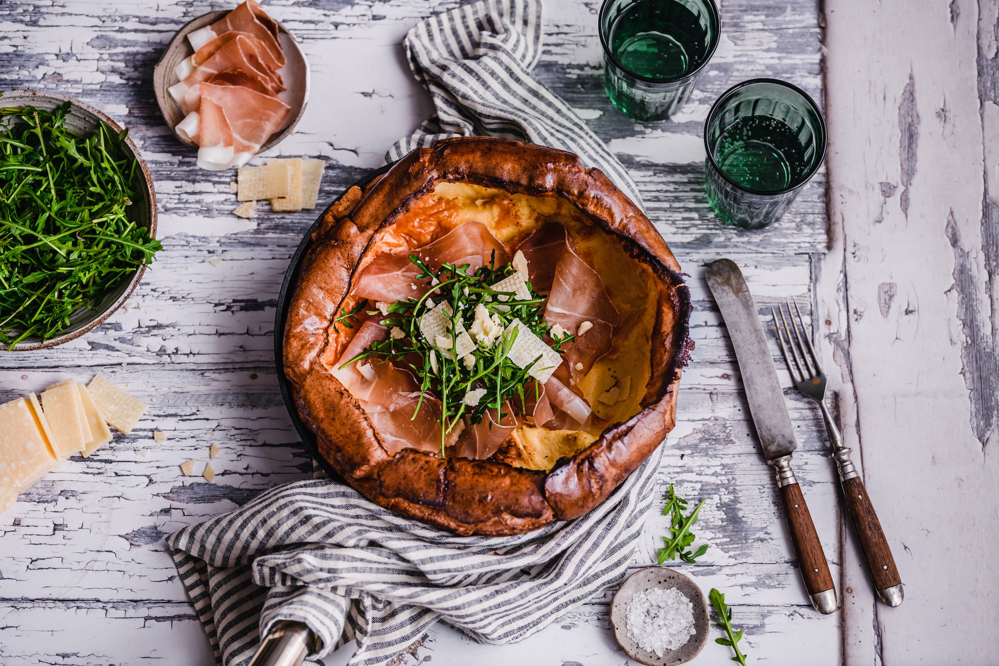 Dutch Baby mit Parmesan und Rohschinken