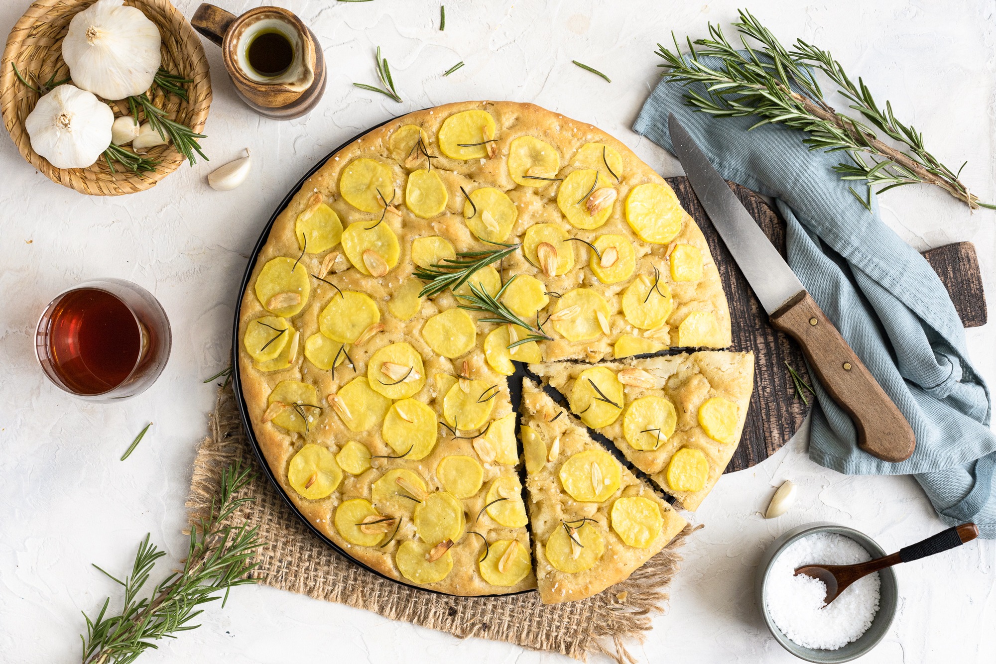 Kartoffel-Focaccia mit Knoblauchchips und Rosmarin
